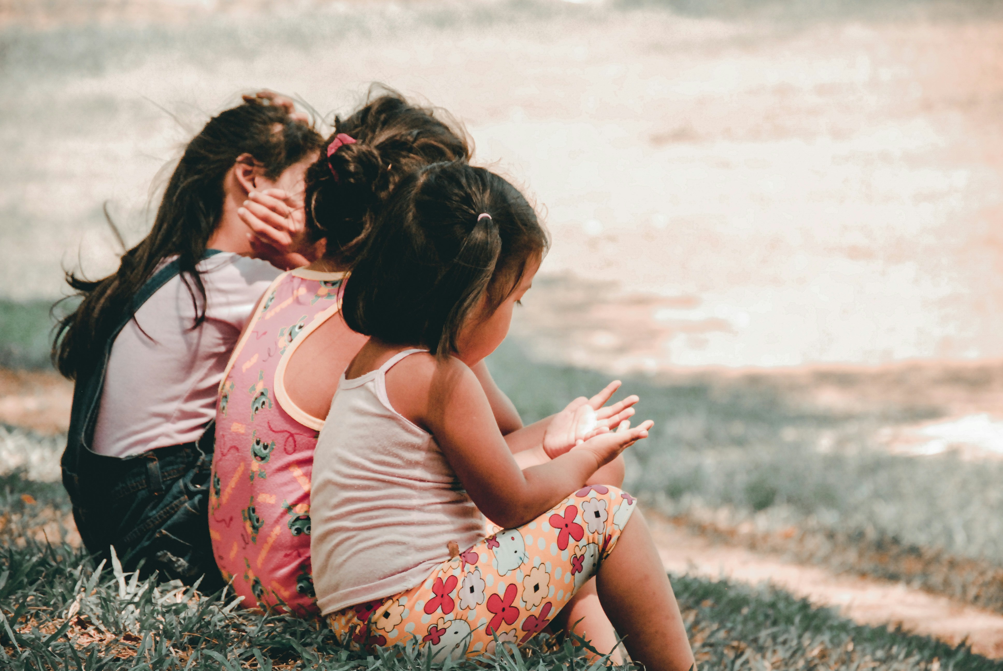 Kind spielt glücklich – Familiencoaching für Kinder, familie auf zak
